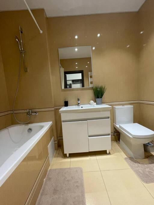 Sky House Premium Apartment In City Center Кишинев Екстериор снимка